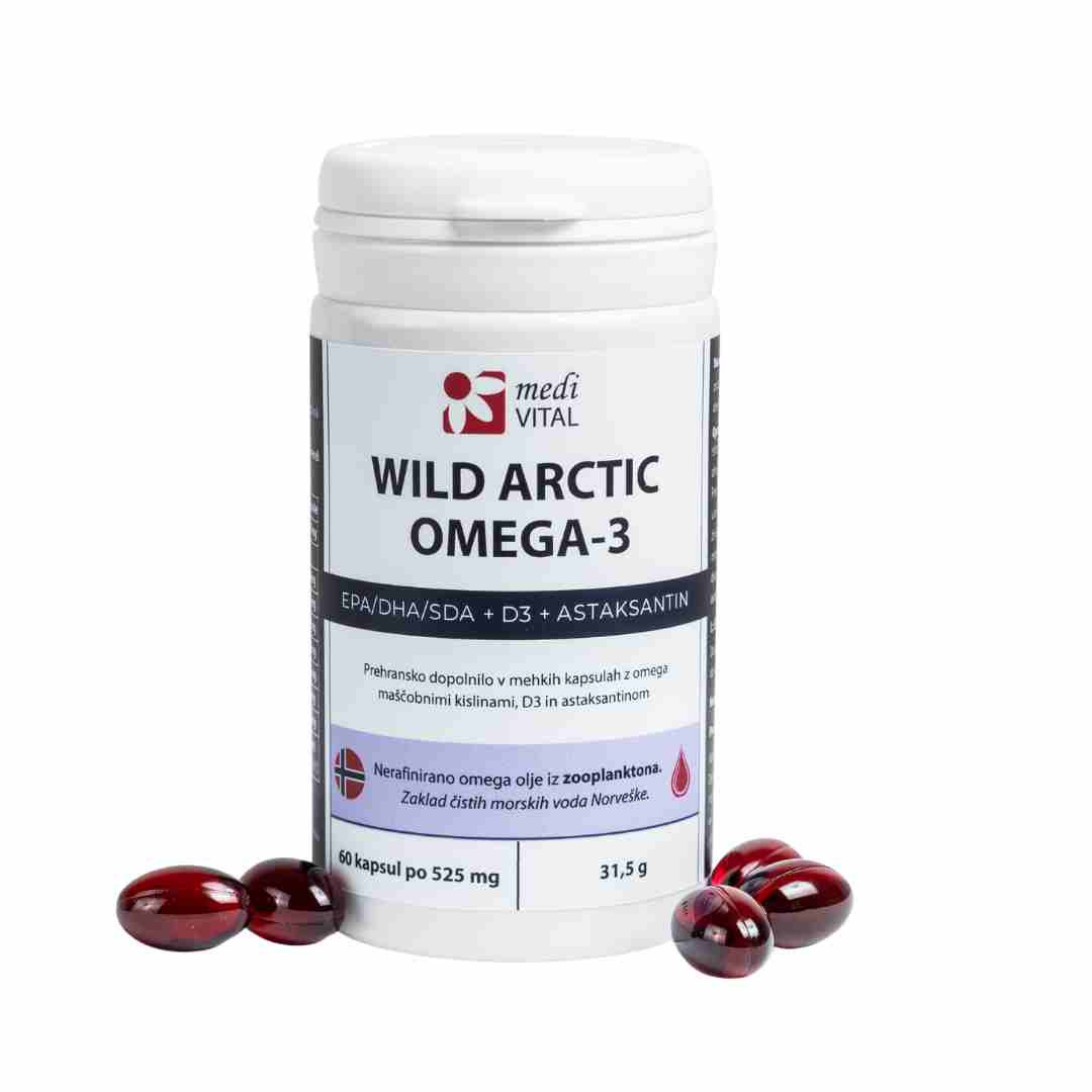 Embalaža prehranskega dopolnila Wild Arctic Omega-3 z rdečimi kapsulami – vir omega-3 maščobnih kislin EPA, DHA in vitamina D.