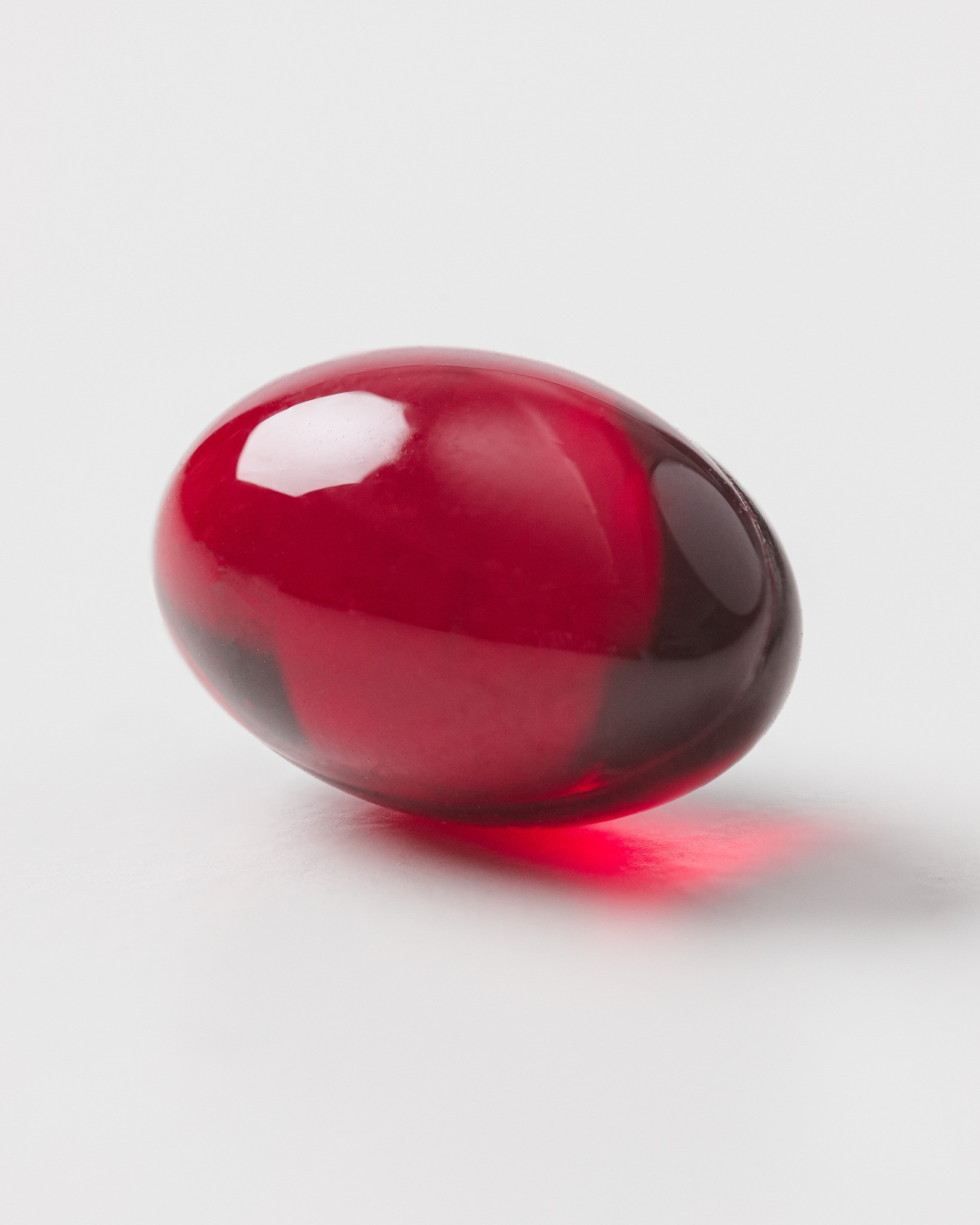 Rdeča omega-3 kapsula Wild Arctic kot simbol srčne in možganske podpore s pomočjo naravnih hranil.