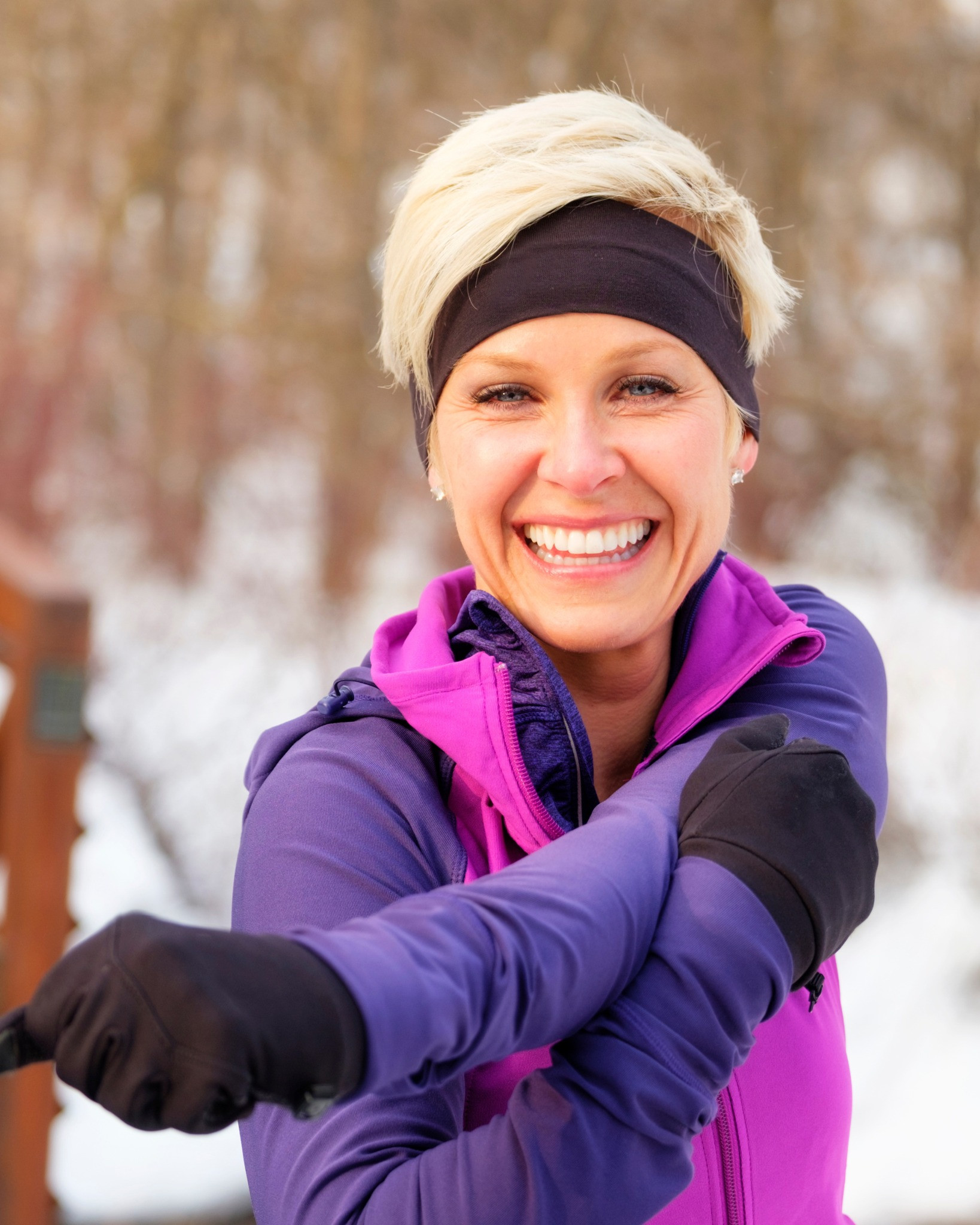nasmejana ženska se ogreva na prostem pozimi